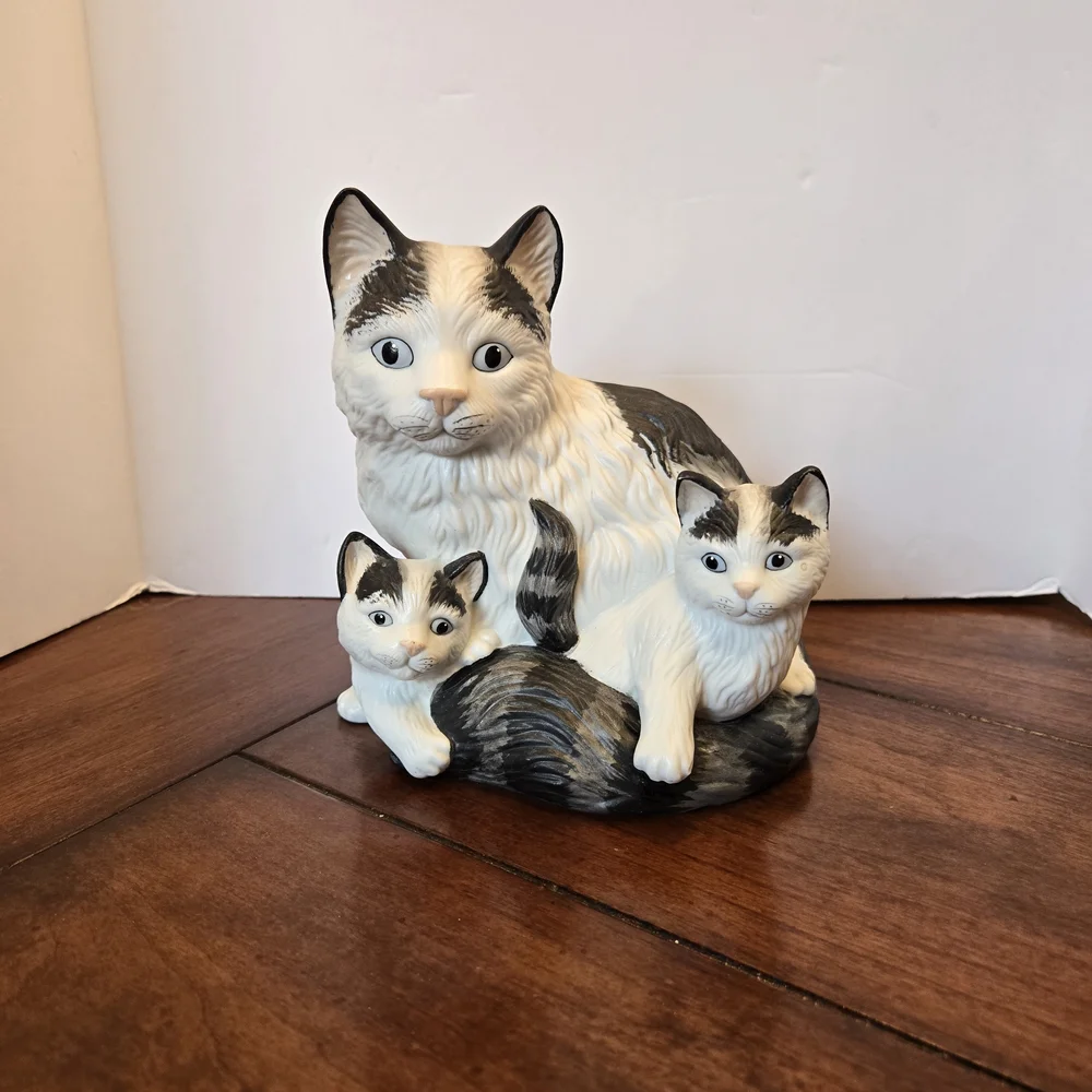 Homco, Cat lovers.  A mother cat with 2 kittens.
